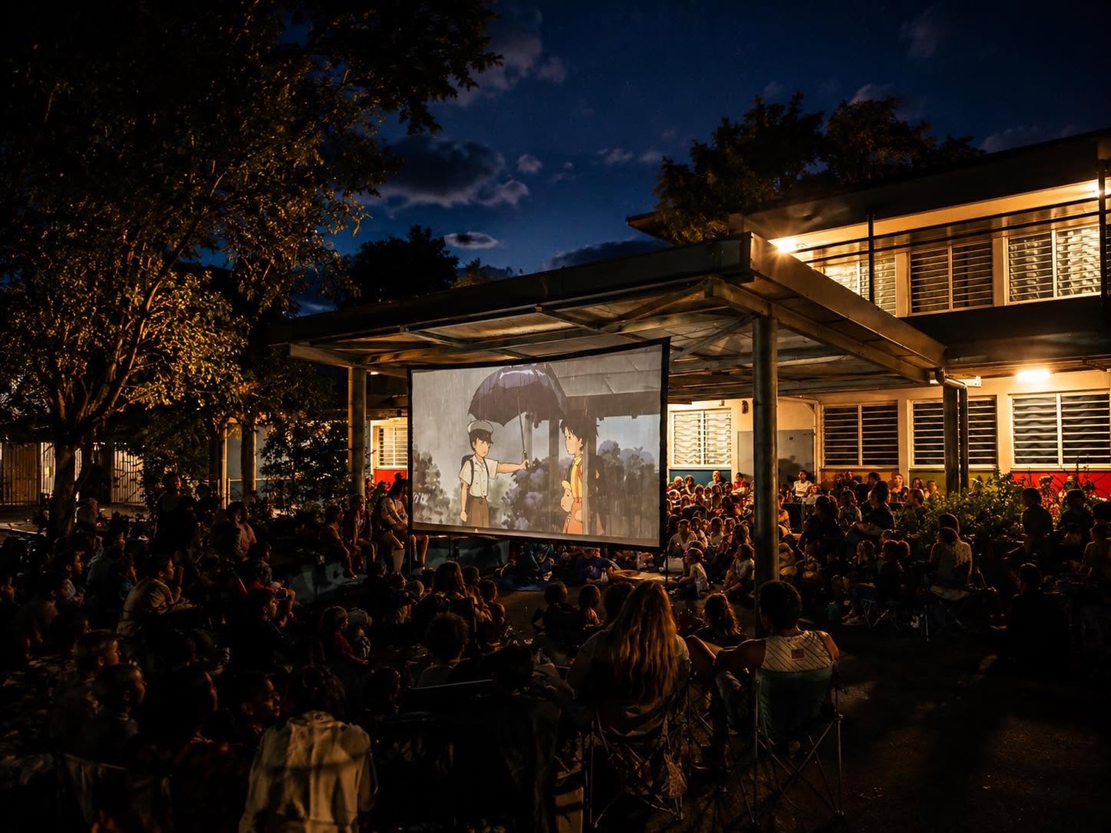 Projection de cinéma en plein air devant un public à La Réunion