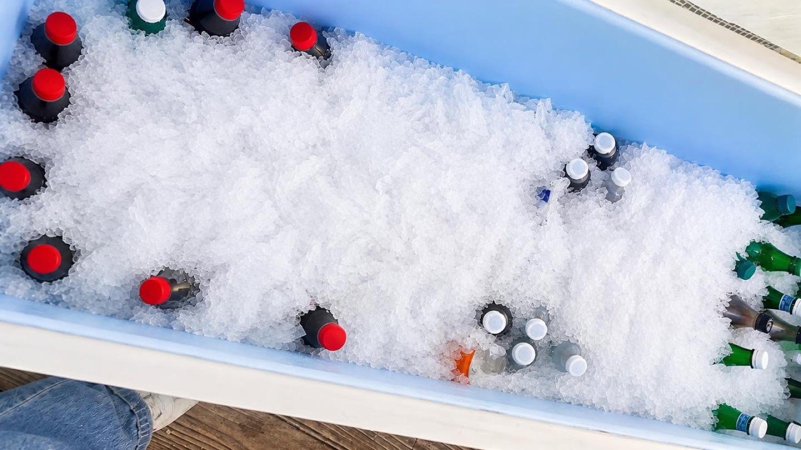 Glacière professionnelle remplie de glace pilée et de boissons